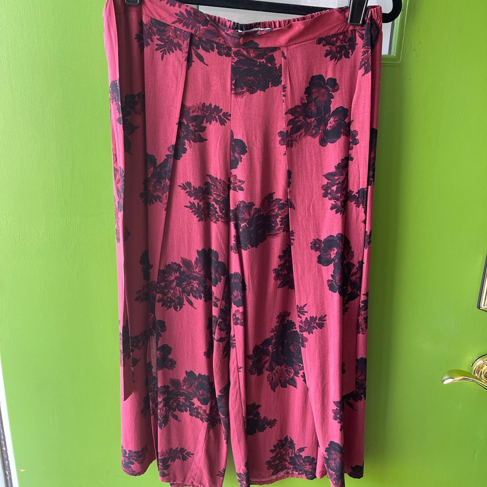 Split skirt, below the knees with overlapping side seams that open